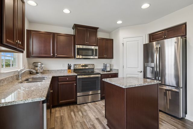 2813 Winterberry Dr, Columbia, TN 38401