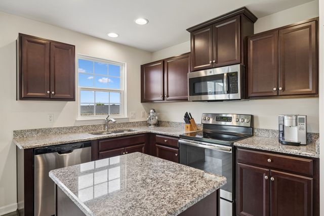 2813 Winterberry Dr, Columbia, TN 38401