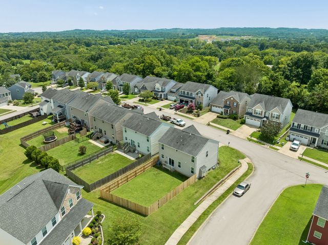 2813 Winterberry Dr, Columbia, TN 38401