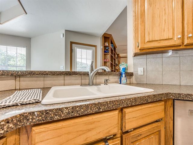 10201 Fawn Valley Drive, Mustang, OK 73064