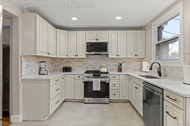 5235 W Outer Drive, Detroit, MI 48235