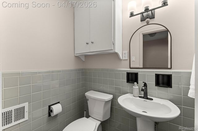 5235 W Outer Drive, Detroit, MI 48235