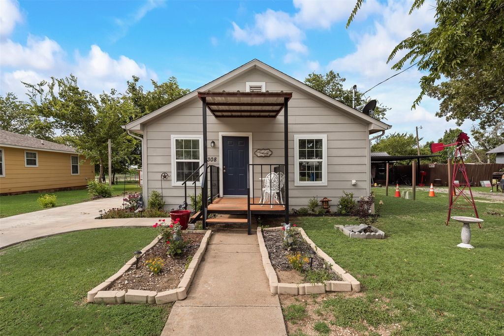 308 E Davis Avenue, Alvarado, TX 76009