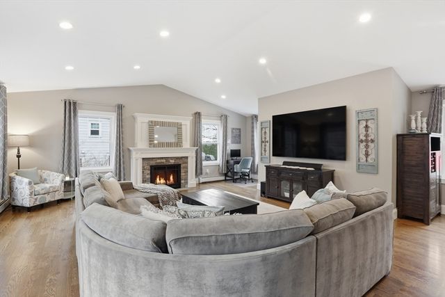 206 Russell St, Woburn, MA 01801