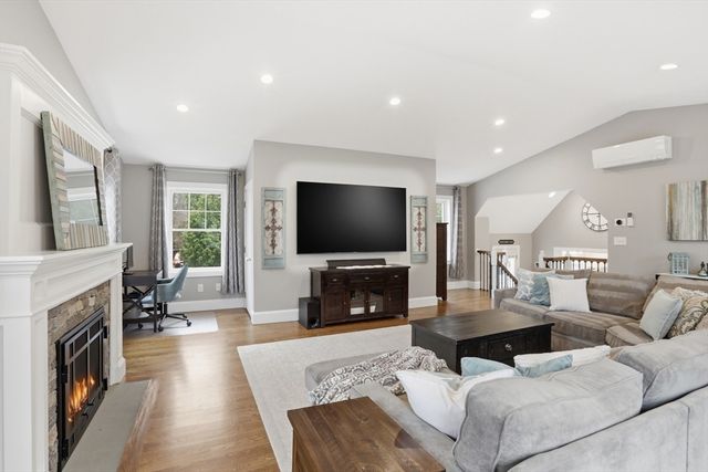 206 Russell St, Woburn, MA 01801