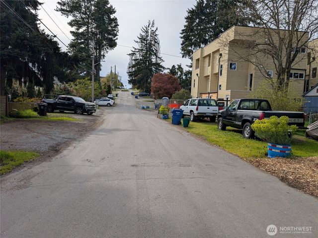 936 N 101 Street, Seattle, WA 98133