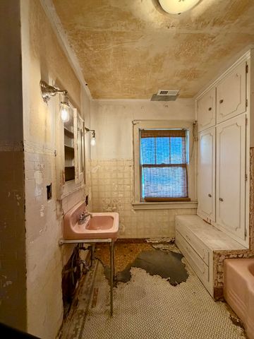 110 BLUFF Street, Council Bluffs, IA 51503