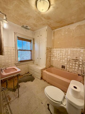 110 BLUFF Street, Council Bluffs, IA 51503