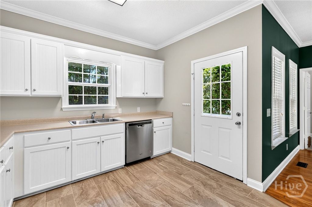 Image 13 of property listing at 19 Cottage Court, Richmond Hill, GA 31324