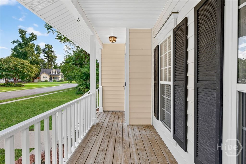 Image 4 of property listing at 19 Cottage Court, Richmond Hill, GA 31324