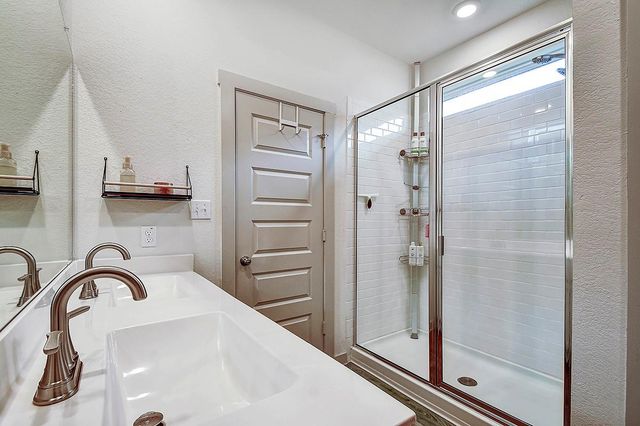 228 Greens Bayou TRL, Hutto, TX 78634