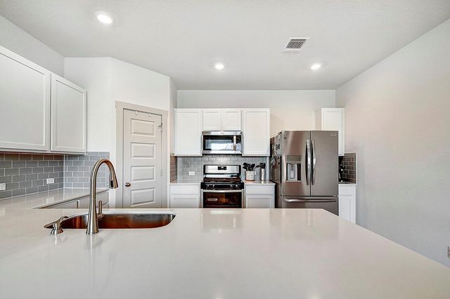 228 Greens Bayou TRL, Hutto, TX 78634