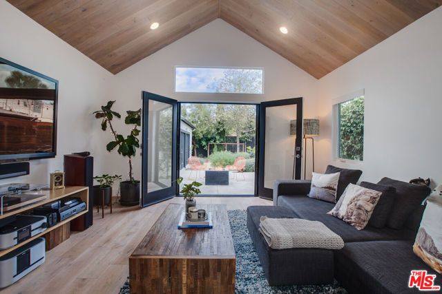 663 San Juan Avenue, Los Angeles, CA 90291