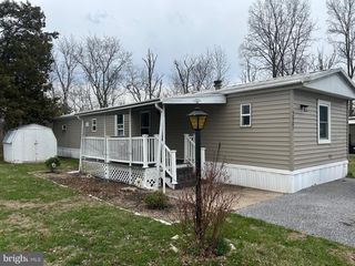 227 WALDORF DR, York, PA 17404