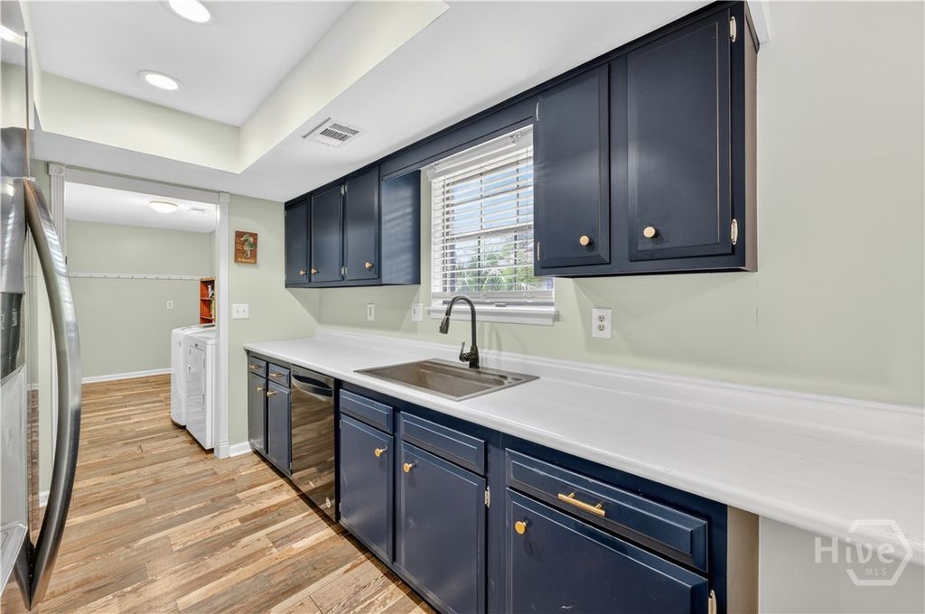 Image 8 of property listing at 201 Blue Heron Drive, Savannah, GA 31410