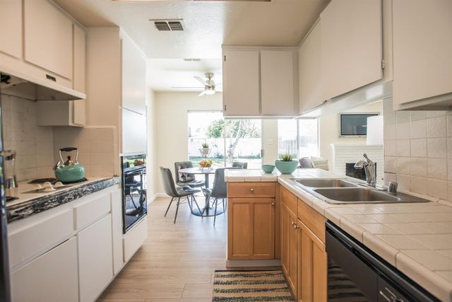 6282 Denslow Way, Sacramento, CA 95823