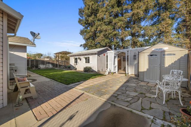 2241 Rochelle Ave, Turlock, CA 95382