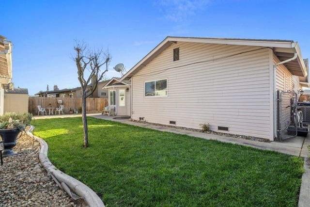 2241 Rochelle Ave, Turlock, CA 95382