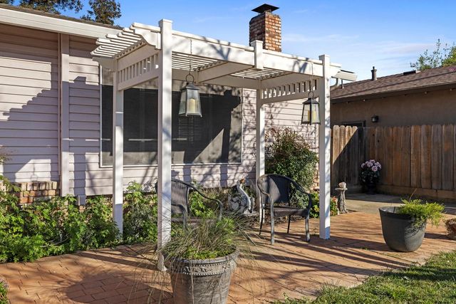 2241 Rochelle Ave, Turlock, CA 95382