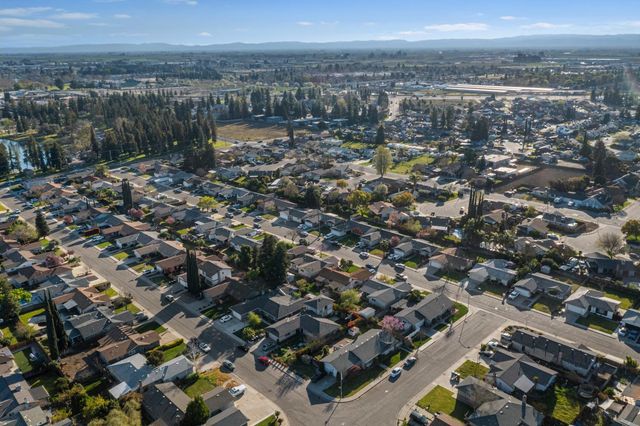 2241 Rochelle Ave, Turlock, CA 95382