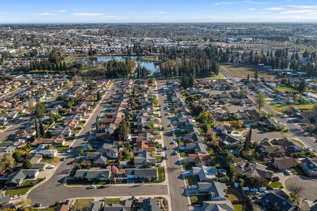 2241 Rochelle Ave, Turlock, CA 95382