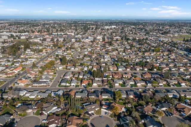 2241 Rochelle Ave, Turlock, CA 95382