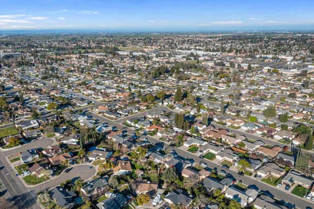 2241 Rochelle Ave, Turlock, CA 95382