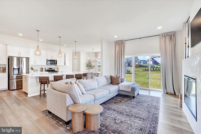 245 HOLLYHOCK DR, Manchester, PA 17345