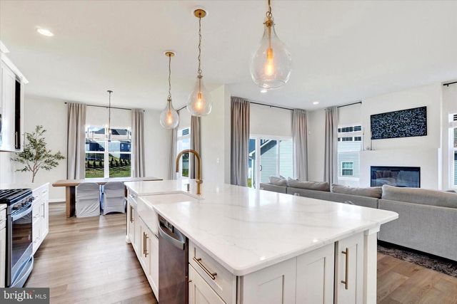 245 HOLLYHOCK DR, Manchester, PA 17345