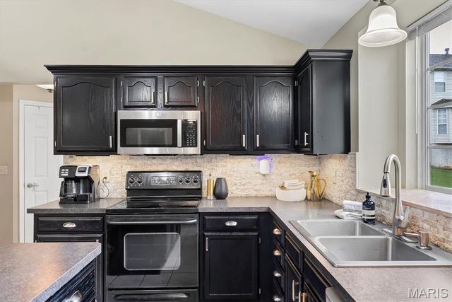 216 Country Hollow Court, St Charles, MO 63304