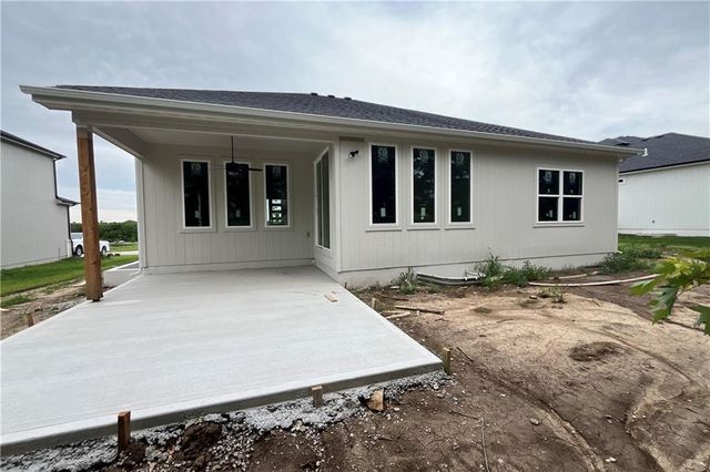 2616 NE Woodland Oak Drive, Lee's Summit, MO 64086