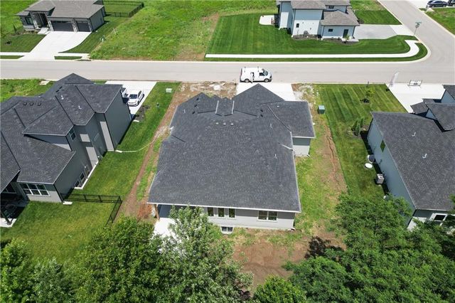 2616 NE Woodland Oak Drive, Lee's Summit, MO 64086