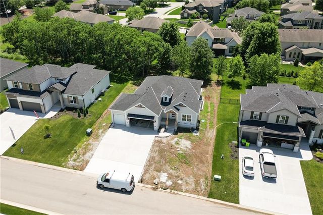2616 NE Woodland Oak Drive, Lee's Summit, MO 64086