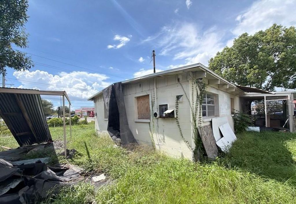 Image 3 of property listing at 7801 PARISH PLACE, Tampa, FL 33619