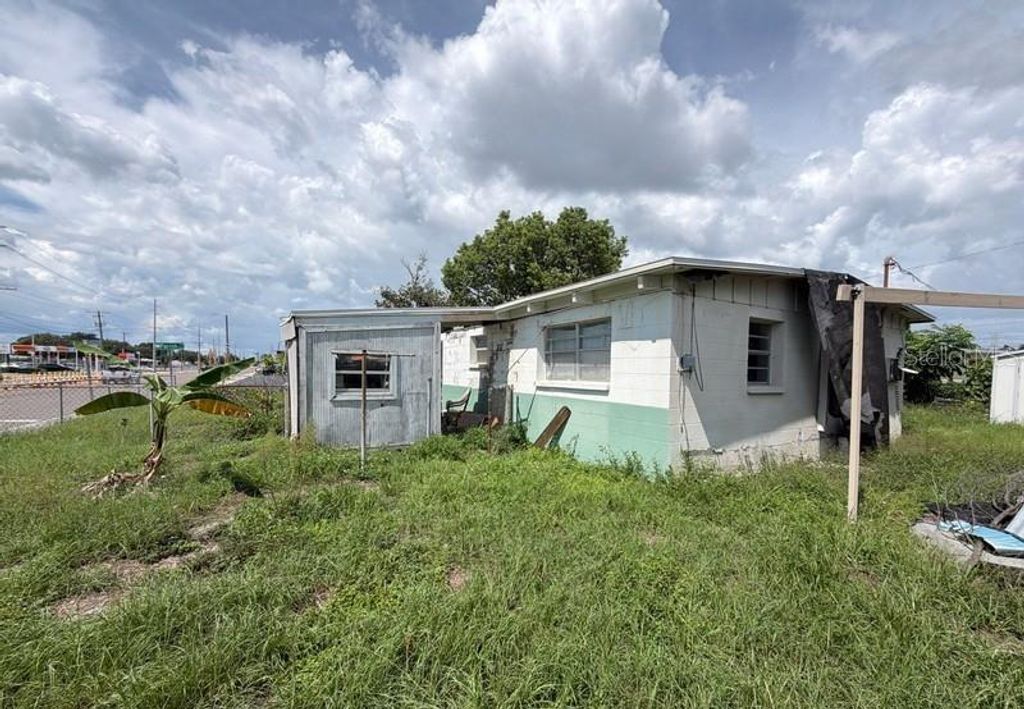 Image 4 of property listing at 7801 PARISH PLACE, Tampa, FL 33619
