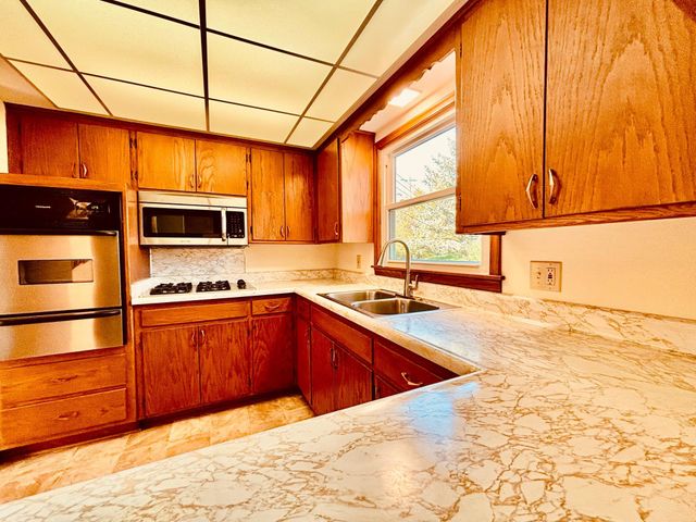 8208 40th Avenue N, New Hope, MN 55427