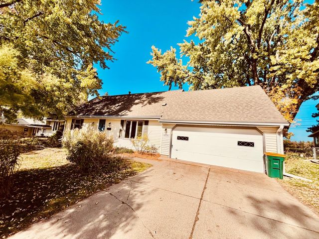 8208 40th Avenue N, New Hope, MN 55427