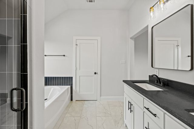 104 Maverick Trail, Valley View, TX 76272