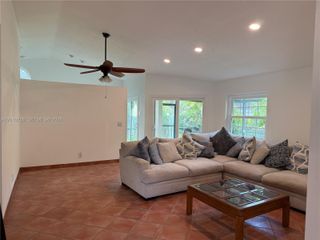 1407 Seagrape Cir, Weston, FL 33326