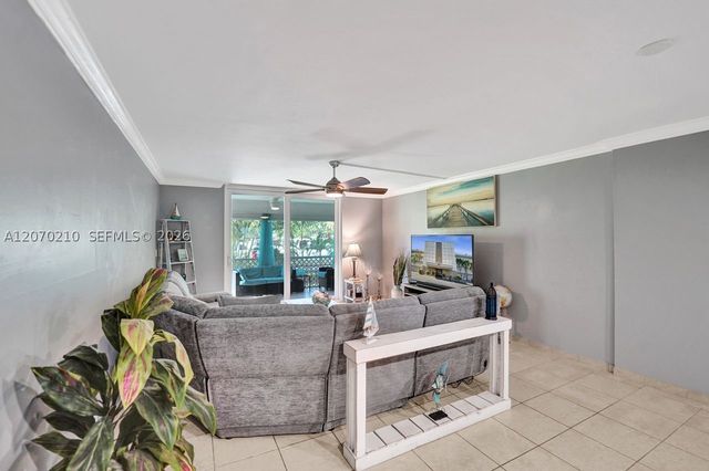 325 SE 11th Ter 107, Dania Beach, FL 33004