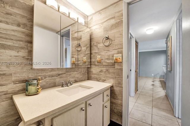 325 SE 11th Ter 107, Dania Beach, FL 33004