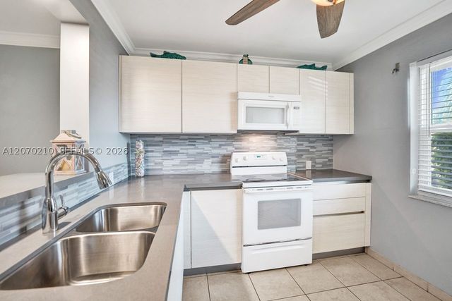 325 SE 11th Ter 107, Dania Beach, FL 33004