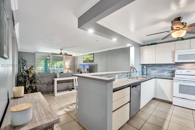 325 SE 11th Ter 107, Dania Beach, FL 33004