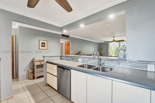 325 SE 11th Ter 107, Dania Beach, FL 33004