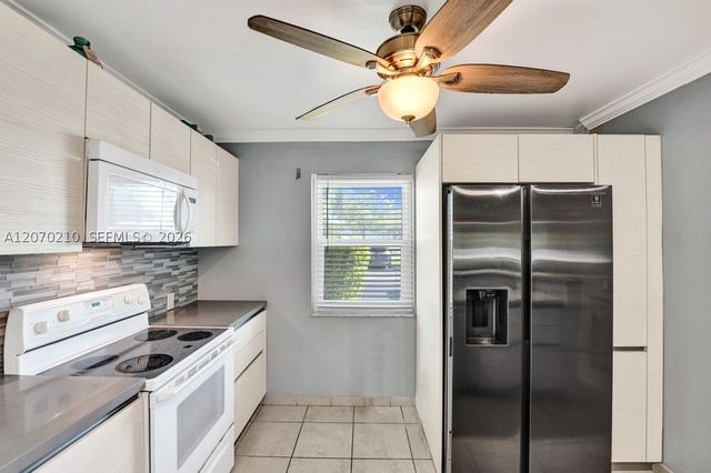 325 SE 11th Ter 107, Dania Beach, FL 33004