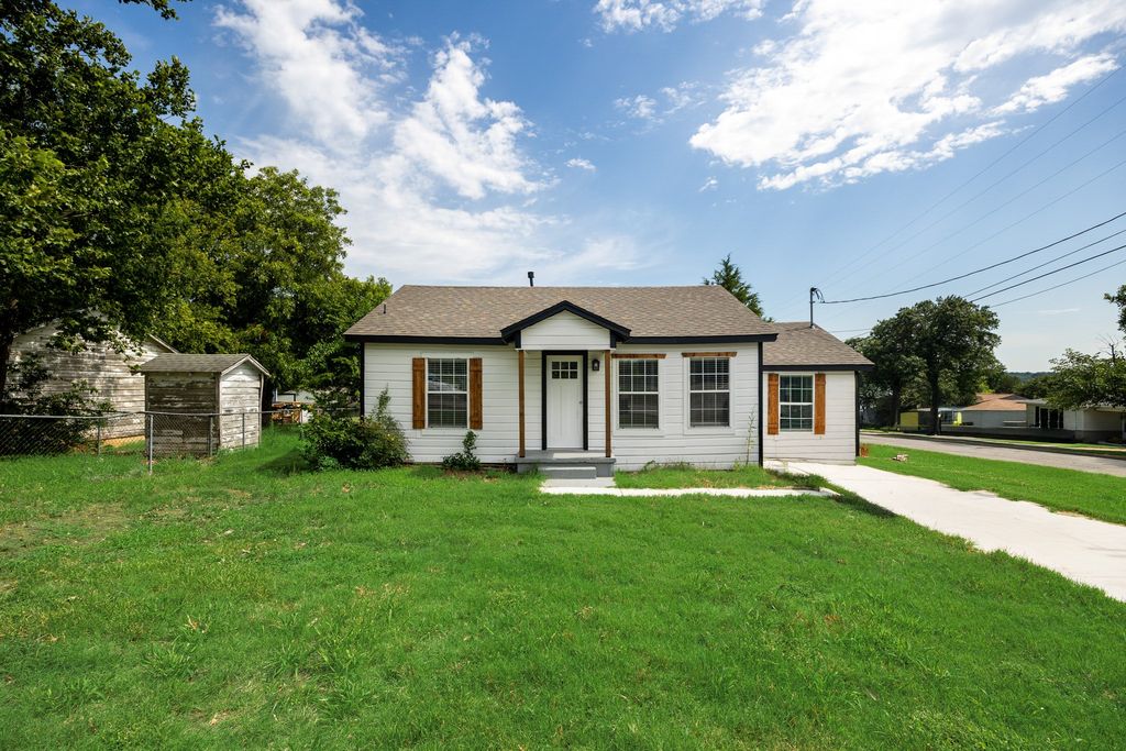 321 W 7th Street, Weatherford, TX 76086