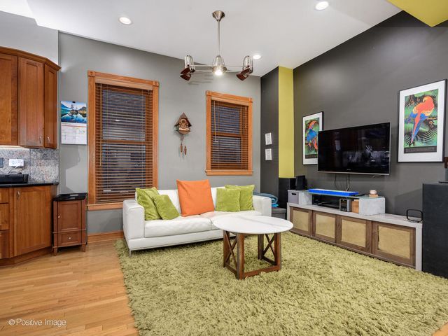 823 S Oakley Boulevard, Chicago, IL 60612