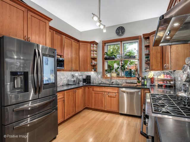 823 S Oakley Boulevard, Chicago, IL 60612