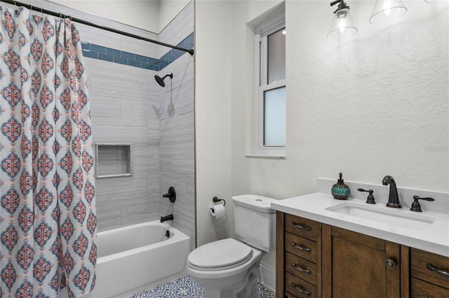 17027 CANDELEDA DE AVILA, Tampa, FL 33613