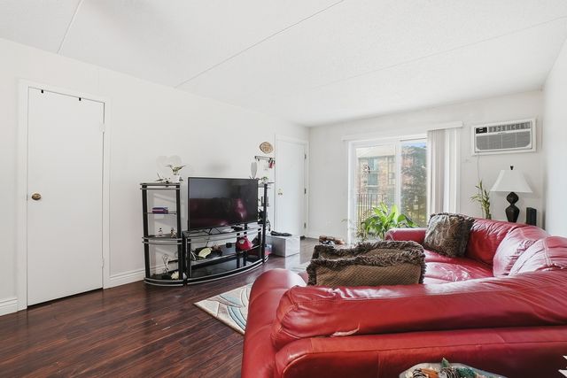 332 KLEIN CREEK Court C, Carol Stream, IL 60188